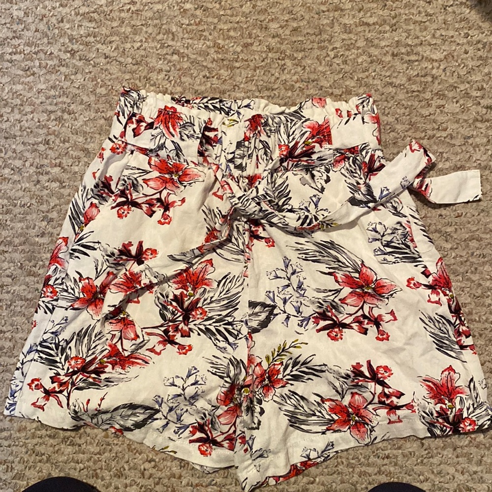 High waisted floral summer shorts, runs on the bigger side